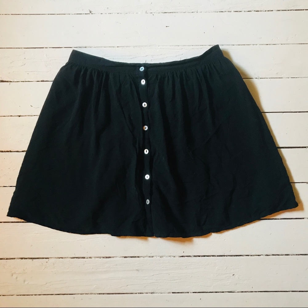 *CUTE STAPLE* Rayon skirt w/ pretty buttons
